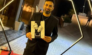 El director teatral sanfrancisqueño, Adrián Vocos, recibió dos galardones de "Los grandes del teatro" 