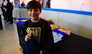 Alan Usandivare, el niño que expresa con sus manos tejedoras una profunda vocación solidaria