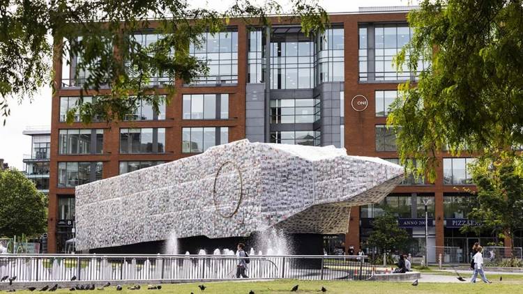 El Big Ben acostado de Marta Minujin: la artista presentó una obra hecha con 20 mil libros políticos